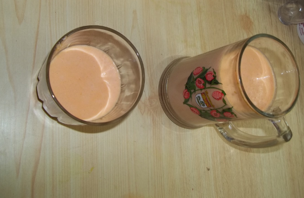 Here's my smoothee with aloe vera, protein powder and some
papaya - ready to drink!